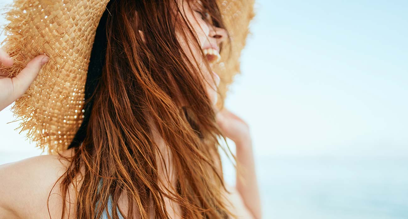 ragazza con cappello per ptoteggere i capelli