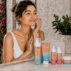Beauty case in vacanza: pochi prodotti, scelti bene. Scegli la linea alla vitamina C ed esosomi